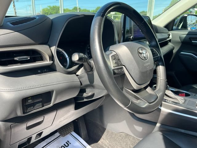 Used 2023 Toyota Highlander XLE AWD/4WD image 11