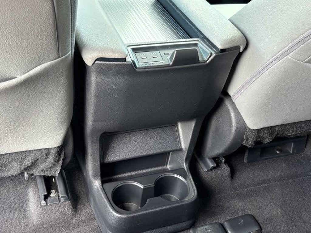 Used 2025 Toyota Sienna XLE FWD image 17