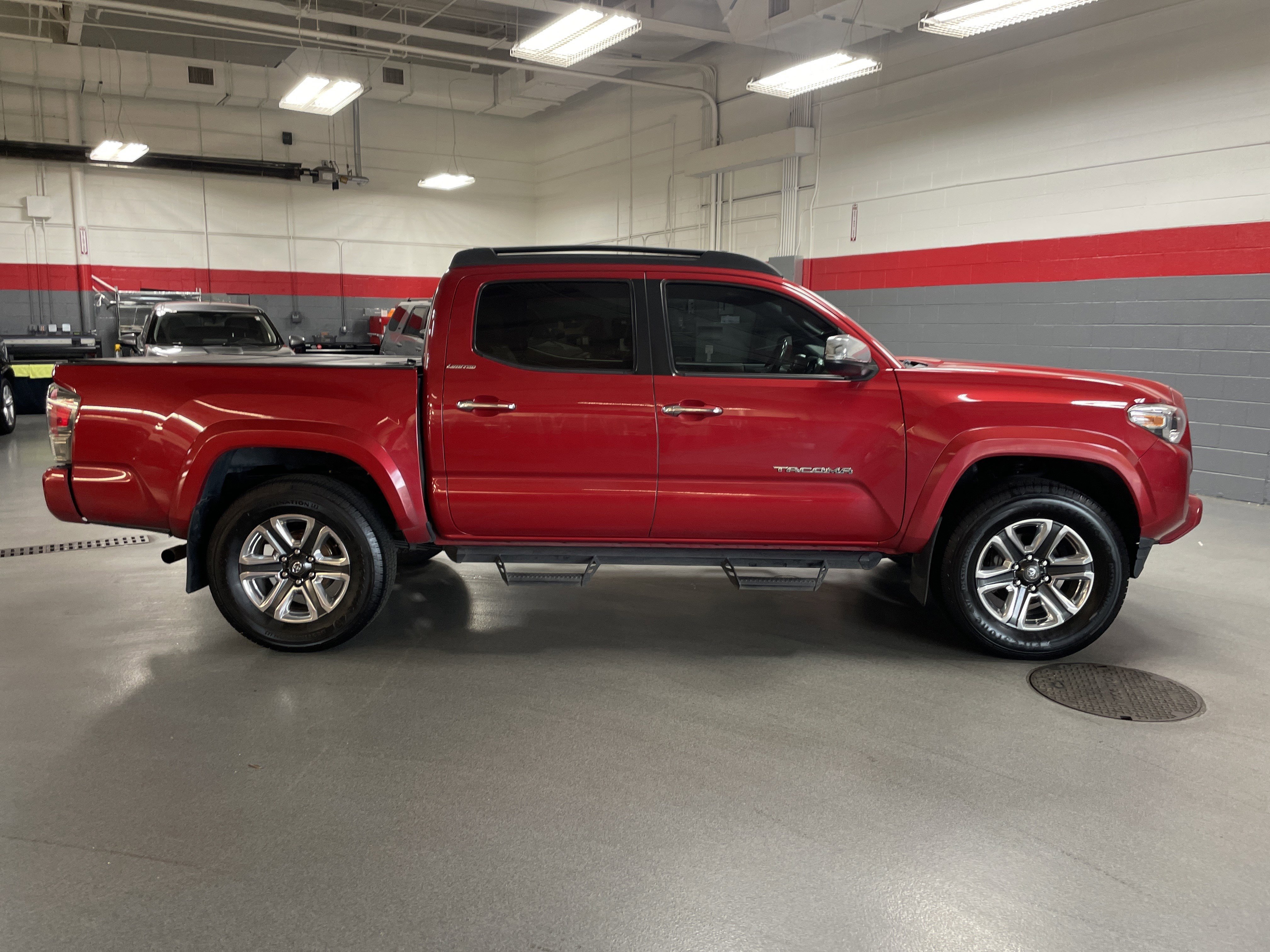 Used 2017 Toyota Tacoma Limited image 11