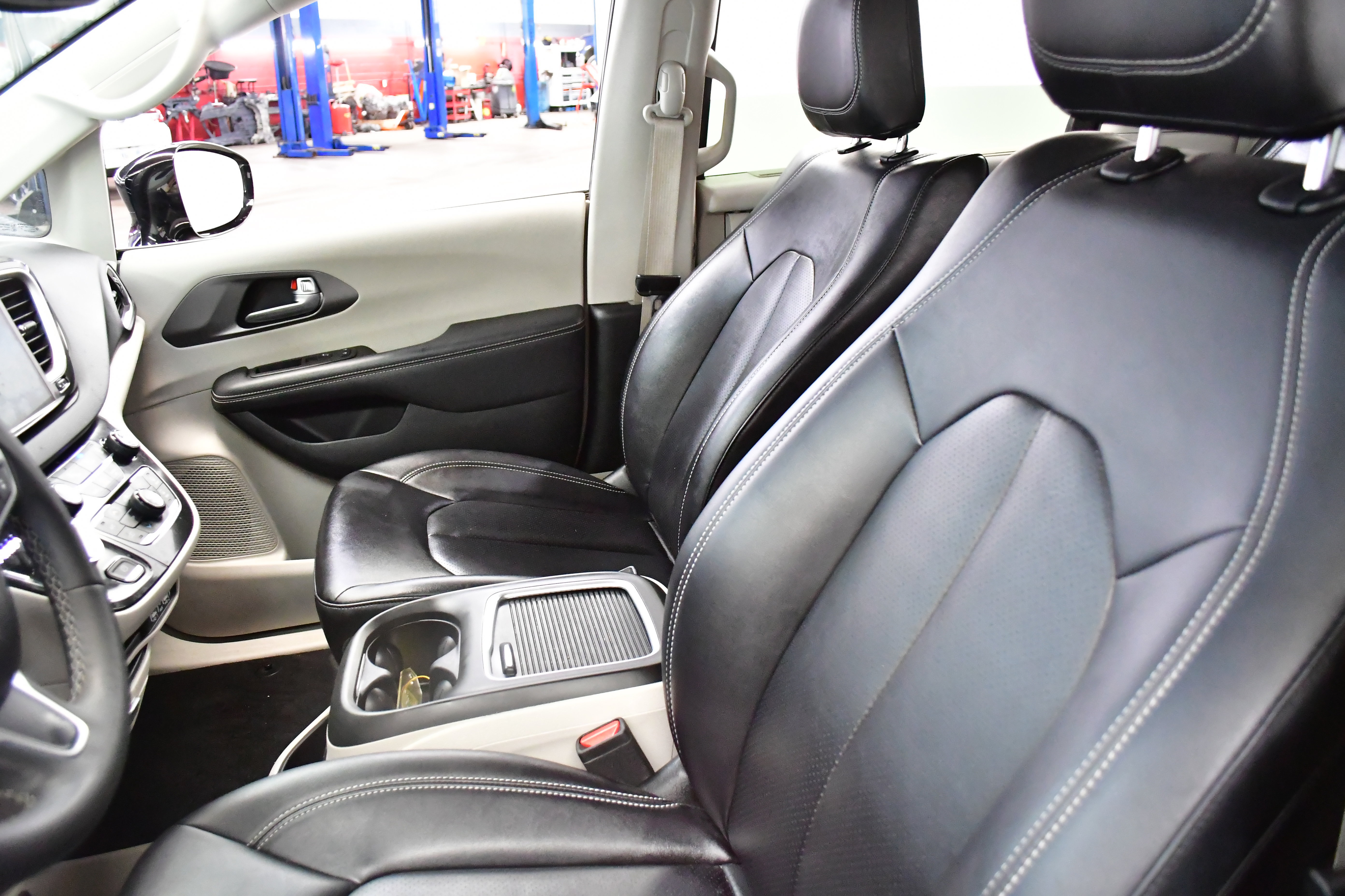 Used 2025 Chrysler Pacifica Select FWD image 9