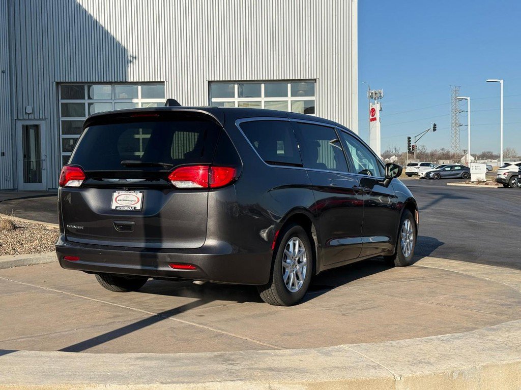 Used 2023 Chrysler Voyager LX image 5
