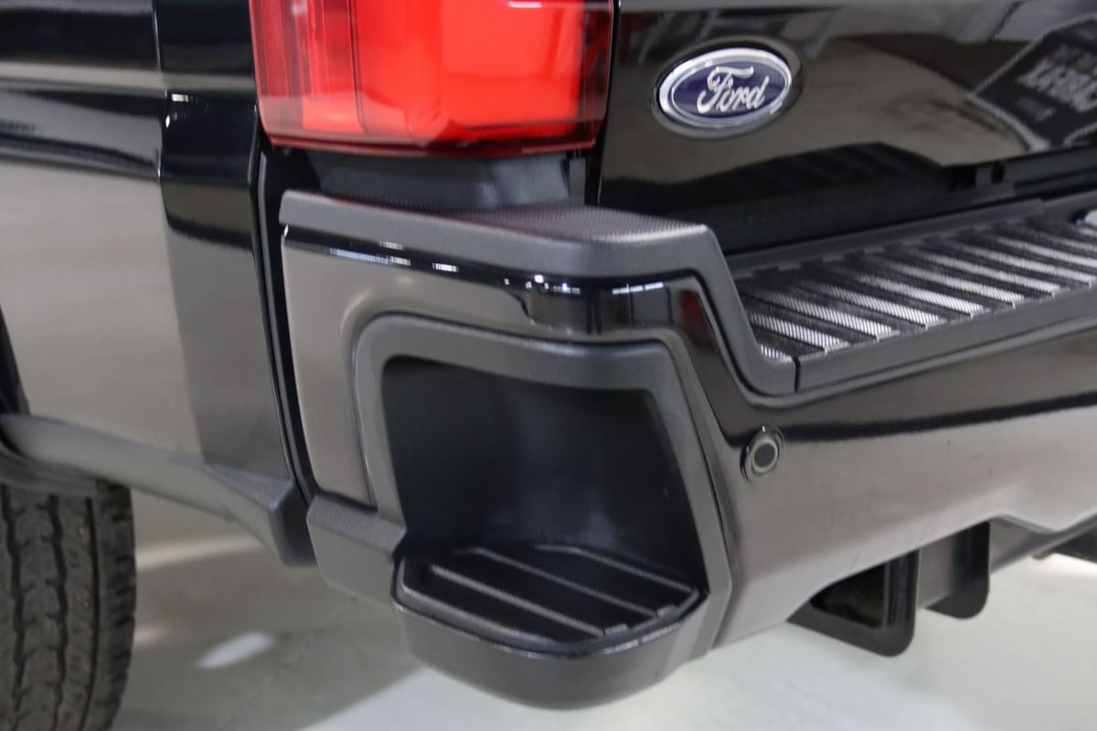 Used 2023 Ford F250 Platinum w/ FX4 Off-Road Package AWD/4WD image 15