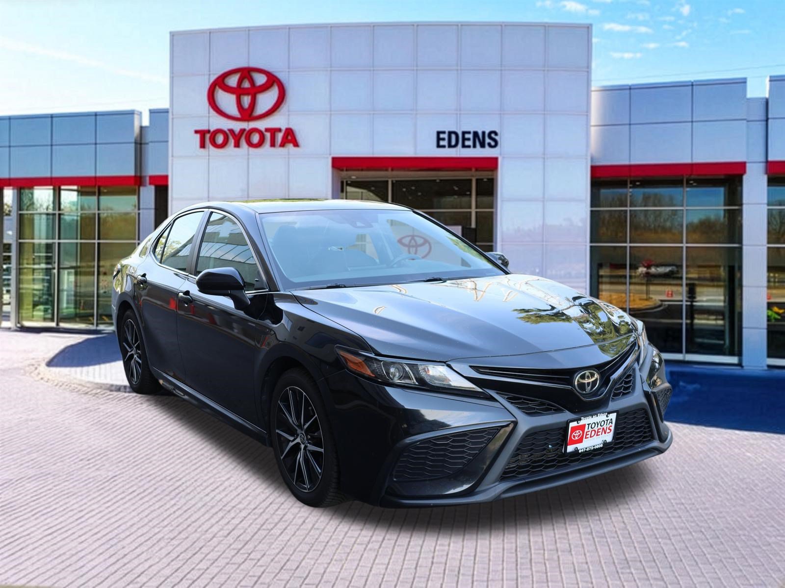 Used 2021 Toyota Camry SE FWD image 1