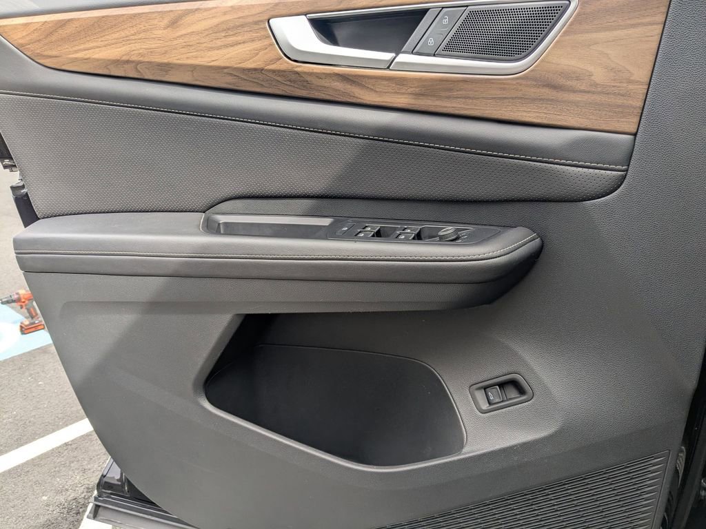 Used 2025 Volkswagen Atlas SE image 11