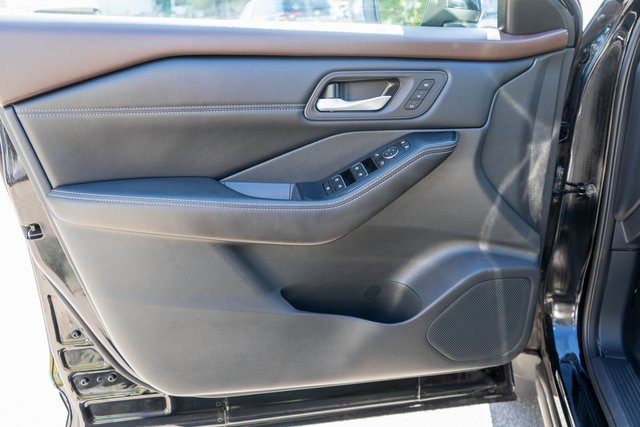 Used 2023 Nissan Rogue SL w/ SL Premium Package image 19