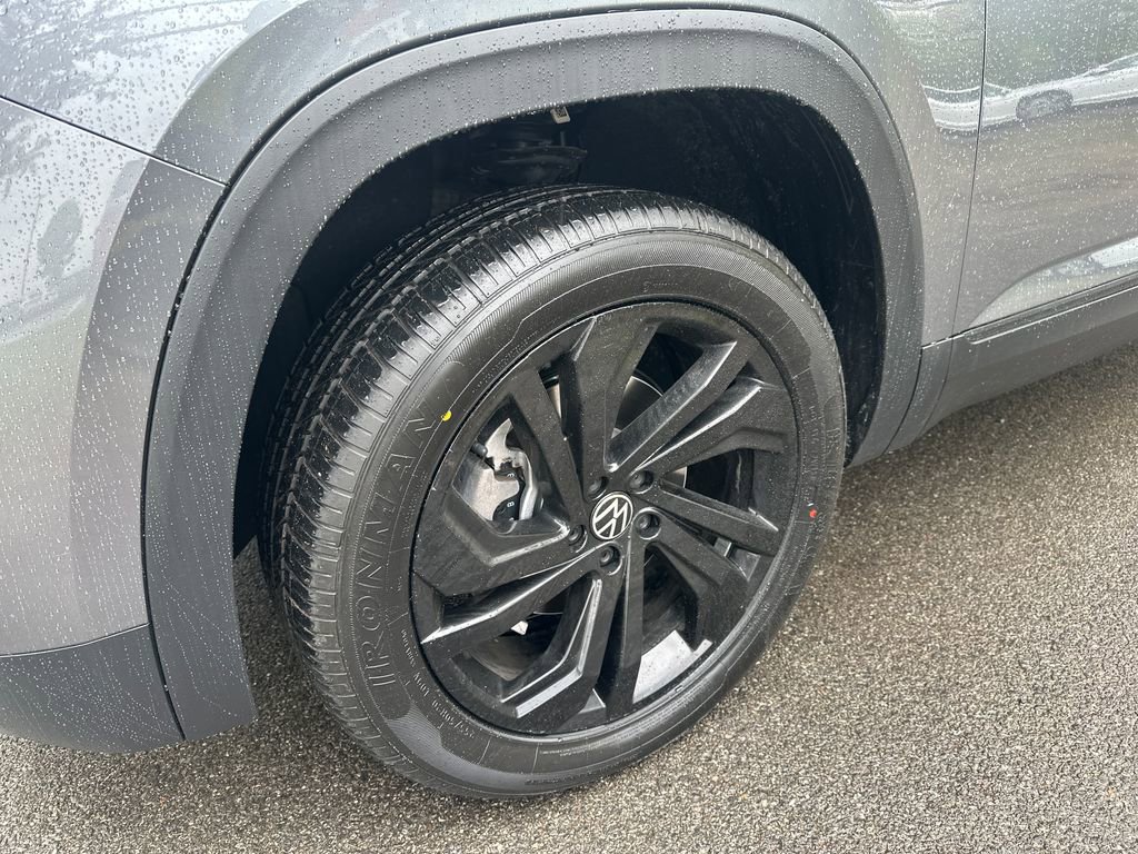 Certified 2023 Volkswagen Atlas SE w/ Black Wheel Package AWD/4WD image 2