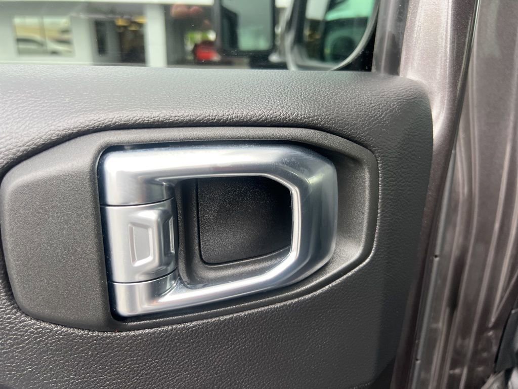 Used 2025 Jeep Wrangler Unlimited Sahara w/ Safety Group AWD/4WD image 28