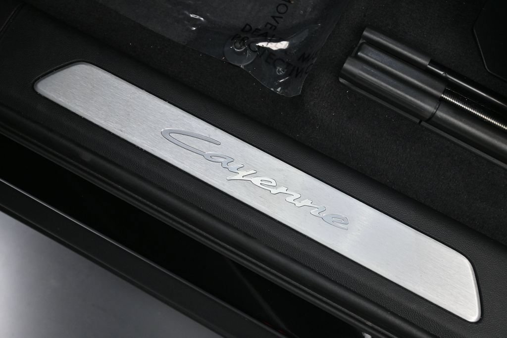 Certified 2025 Porsche Cayenne AWD/4WD image 26