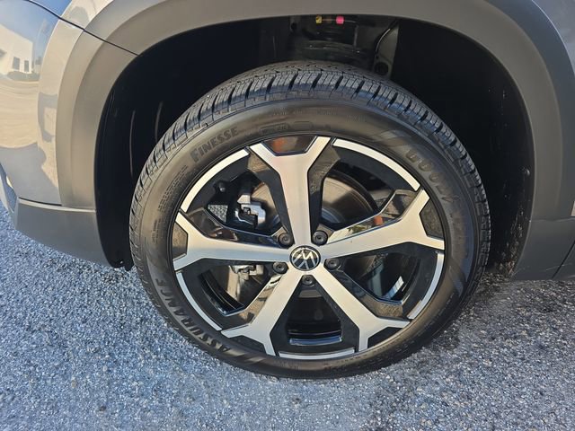 Used 2025 Volkswagen Taos SEL image 8