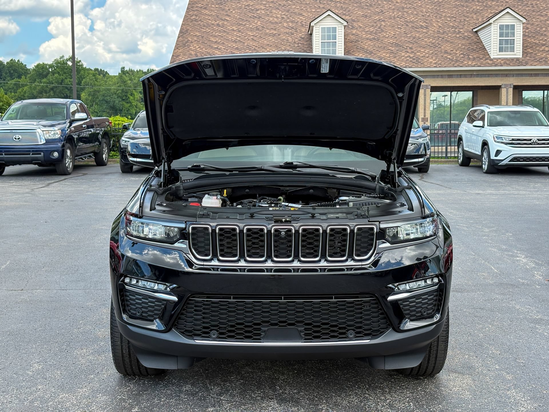 Used 2023 Jeep Grand Cherokee Limited w/ Luxury Tech Group II AWD/4WD image 34