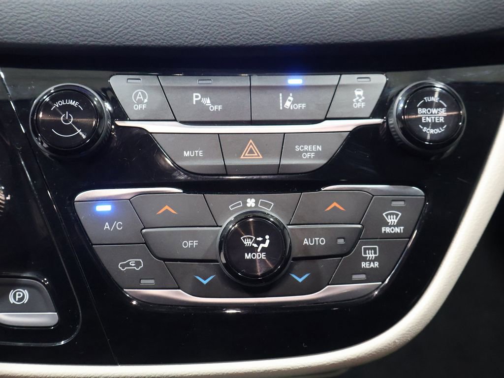 Used 2023 Chrysler Pacifica Touring-L image 33