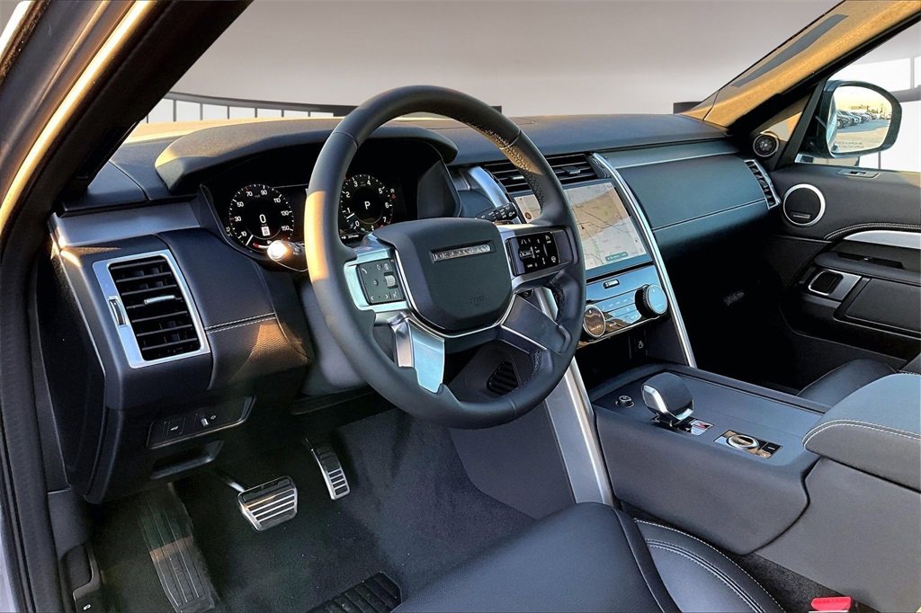 New 2025 Land Rover Discovery Dynamic SE image 7