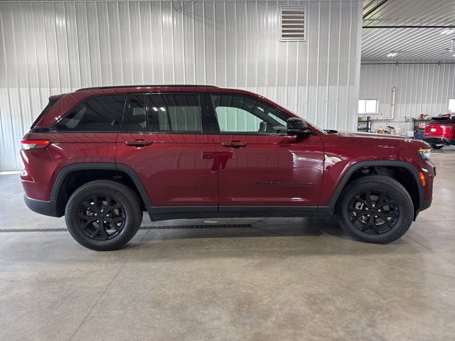Used 2024 Jeep Grand Cherokee Altitude image 2
