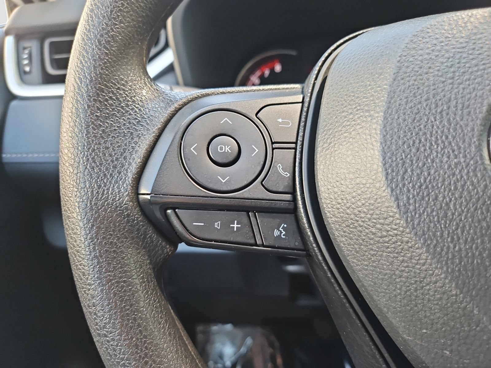 Used 2025 Toyota RAV4 XLE FWD image 30