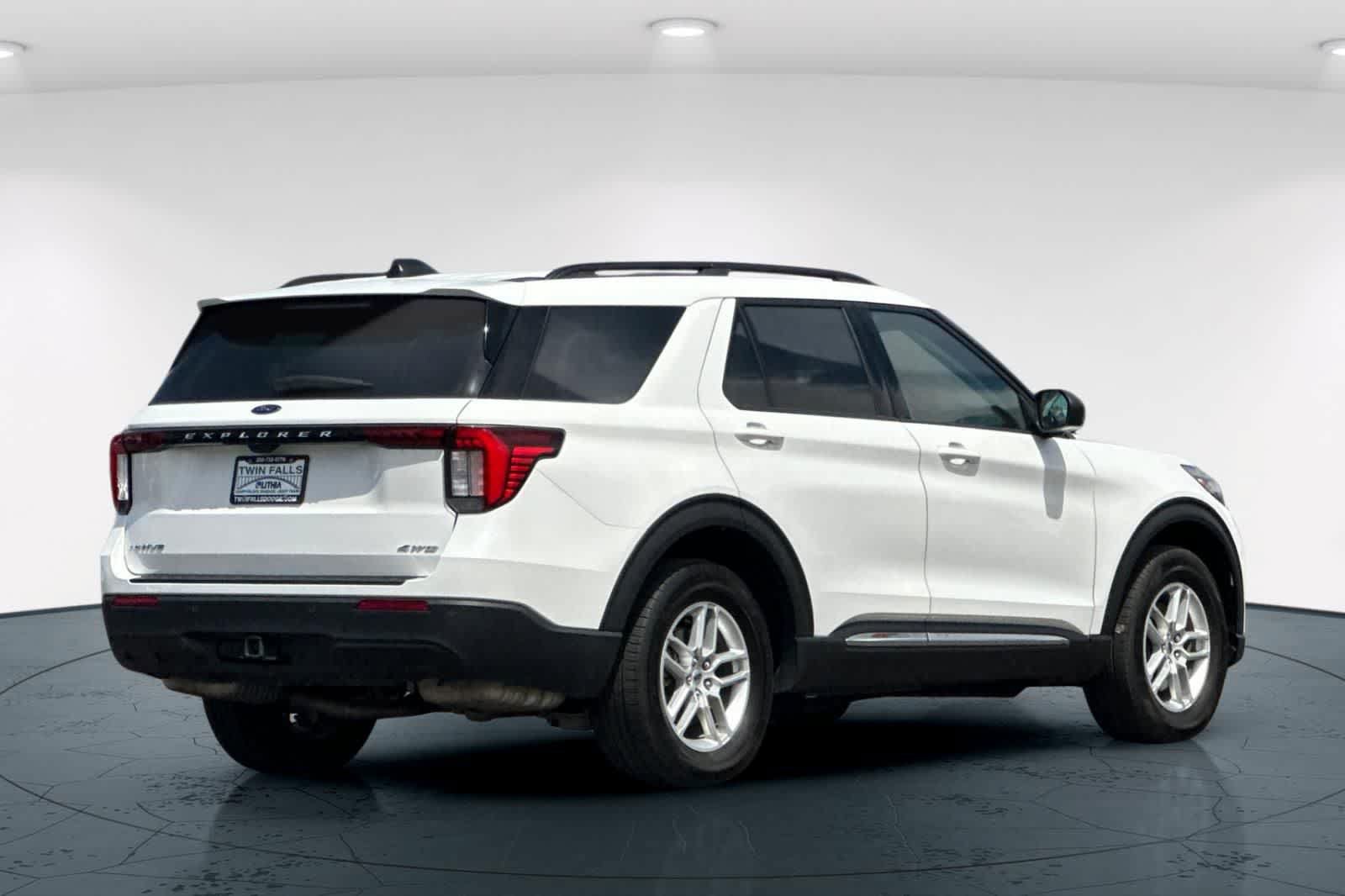 Used 2025 Ford Explorer Active AWD/4WD image 2