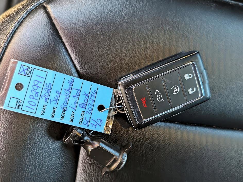 Used 2025 Jeep Grand Cherokee Limited image 30