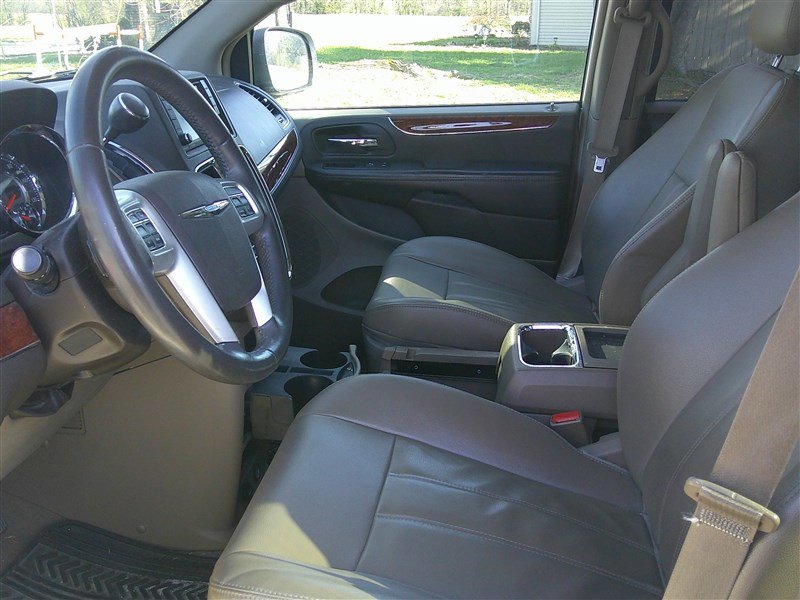Used 2014 Chrysler Town & Country Touring image 10