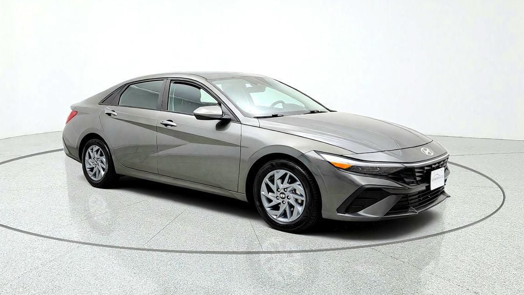 Used 2024 Hyundai Elantra SEL FWD image 3
