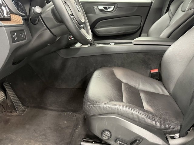 Used 2021 Volvo XC60 T6 Momentum image 11