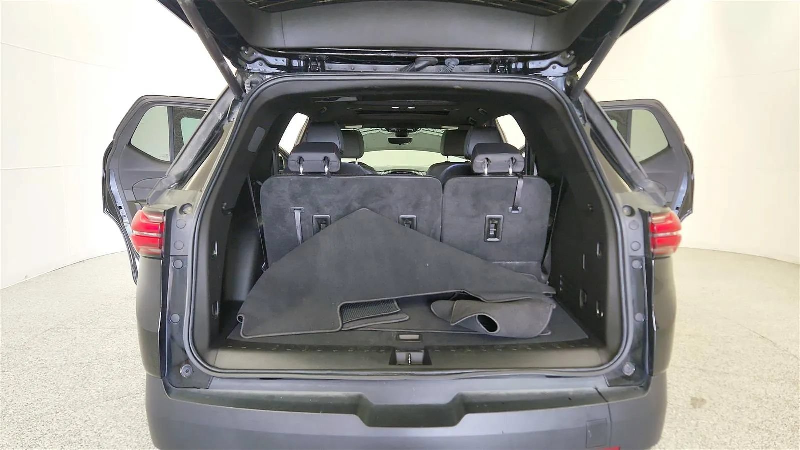 Used 2023 Chevrolet Traverse RS AWD/4WD image 19