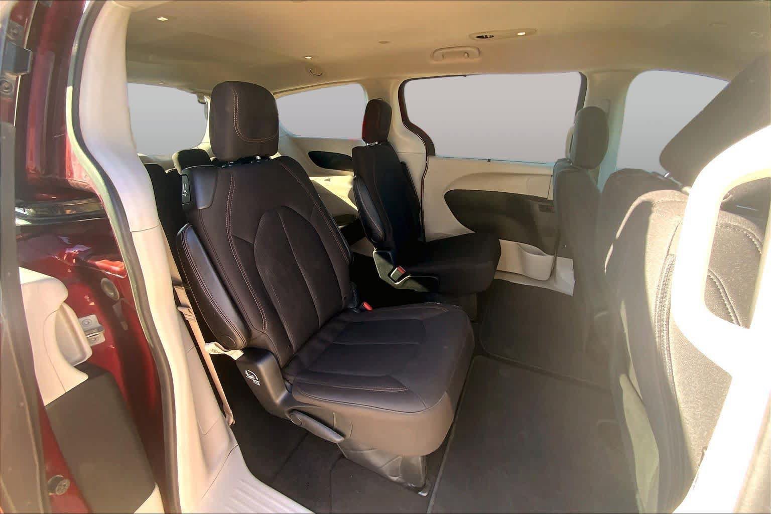 Used 2018 Chrysler Pacifica Touring Plus FWD image 20