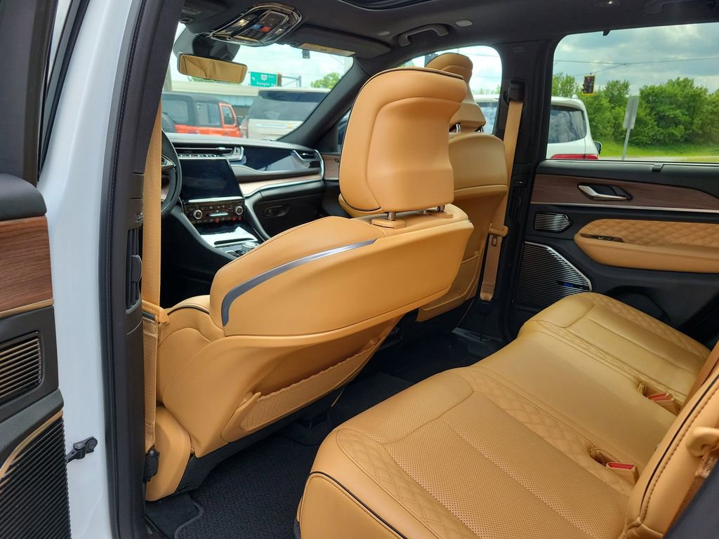 Used 2022 Jeep Grand Cherokee Summit w/ Advanced Protech Group IV AWD/4WD image 28