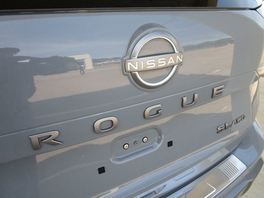 Used 2025 Nissan Rogue SL AWD/4WD image 12