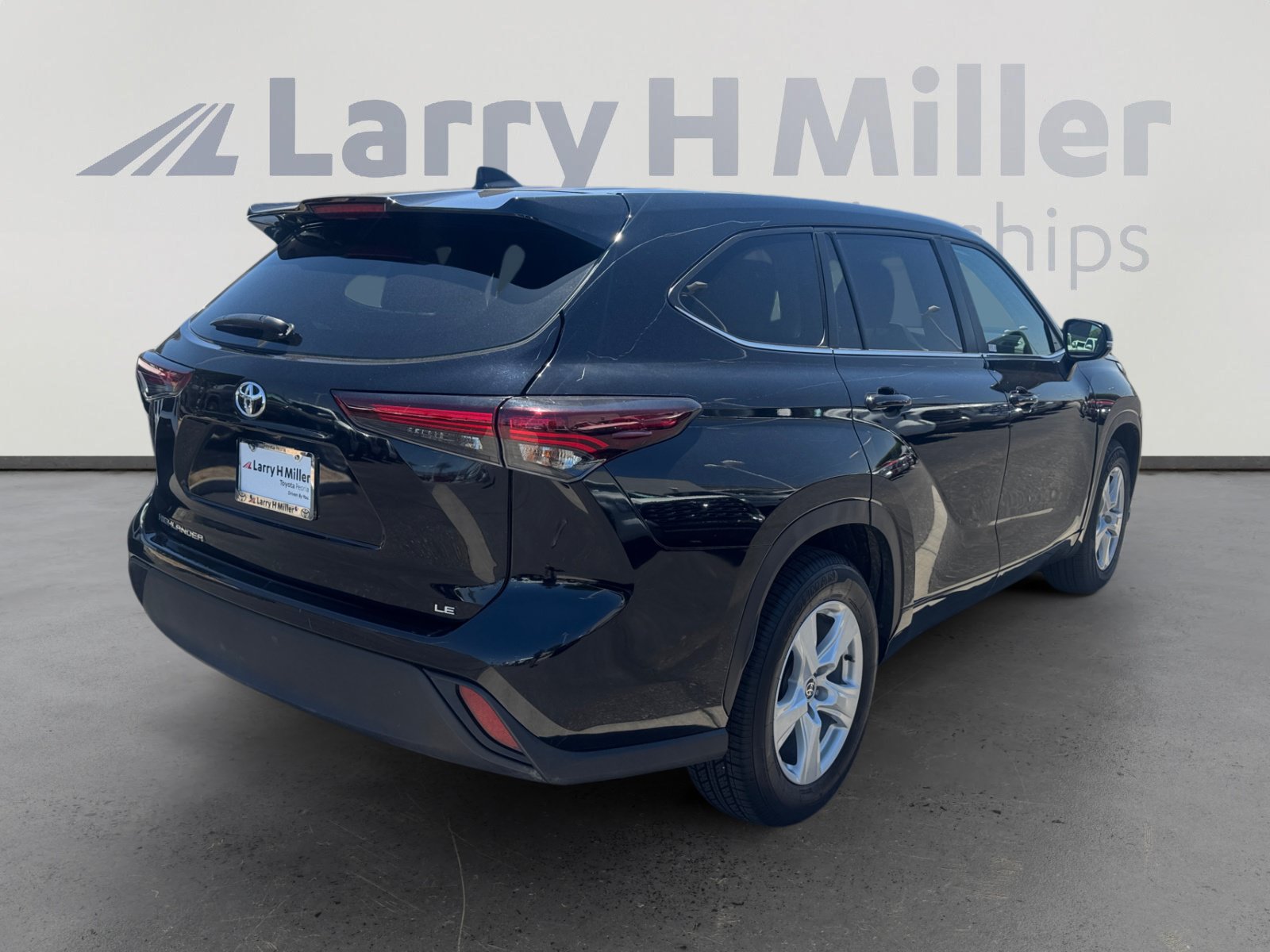 Used 2025 Toyota Highlander LE FWD image 5