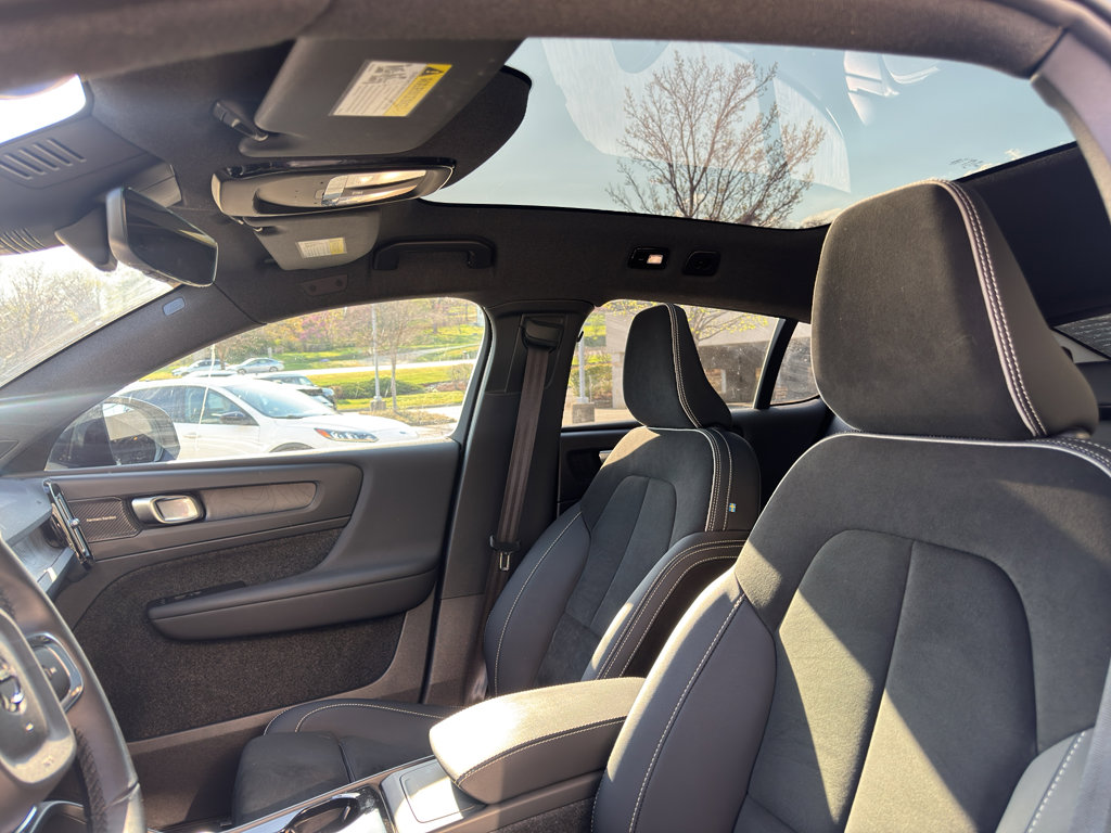 Used 2023 Volvo C40 P8 Recharge Ultimate w/ Protection Package Premier image 11