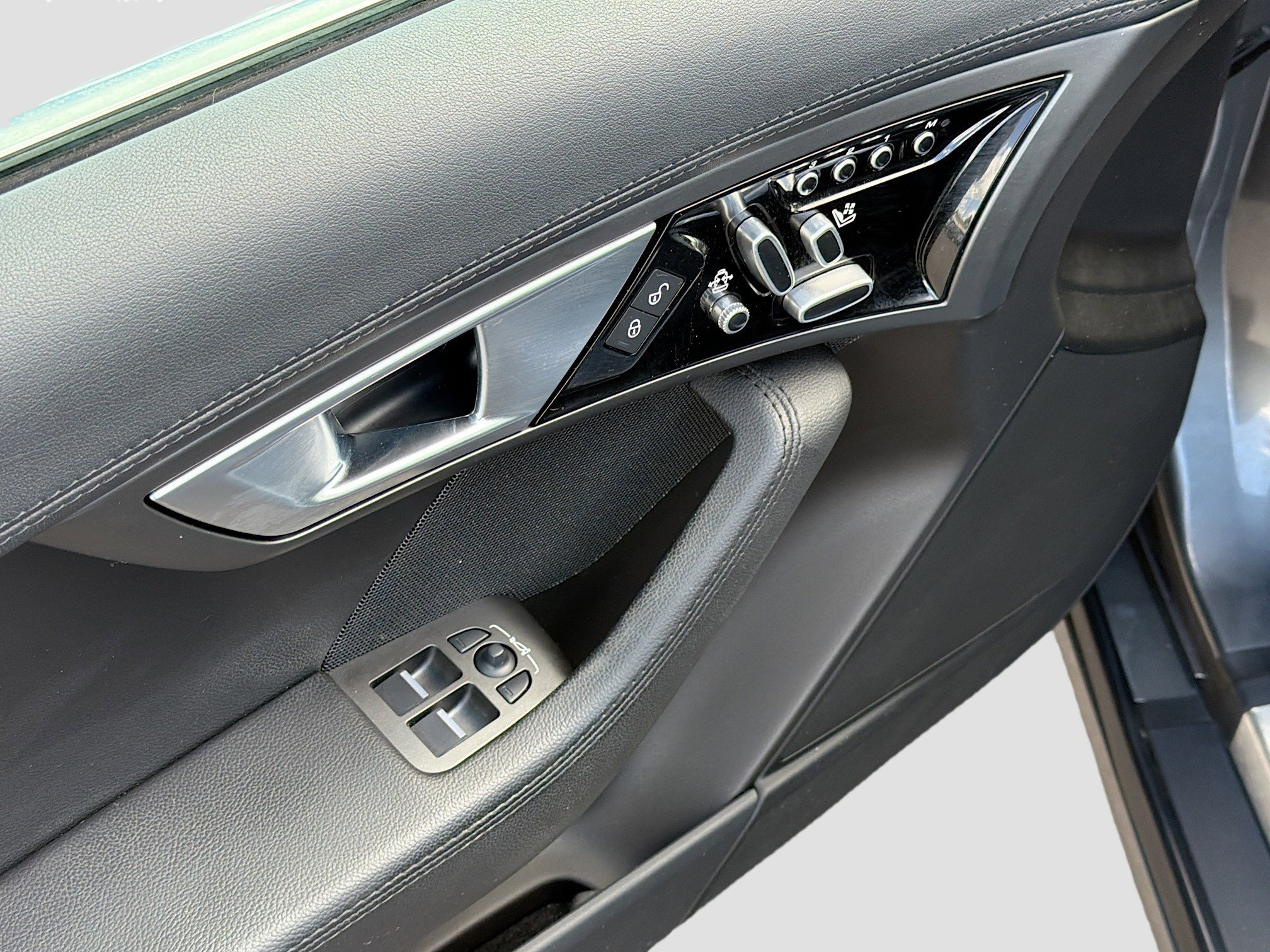 Used 2017 Jaguar F-TYPE Coupe image 20