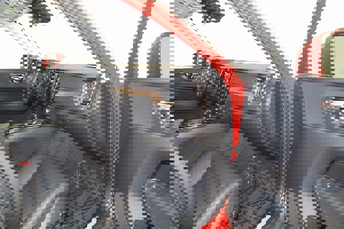 Used 2022 Volvo XC60 B5 Momentum image 44