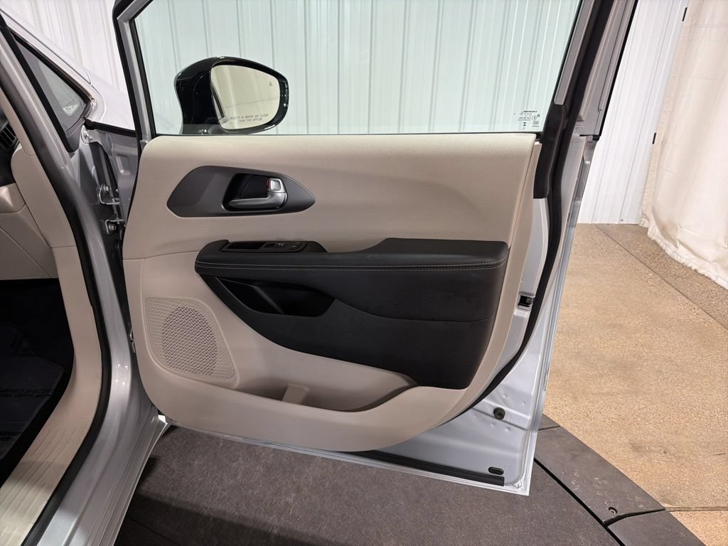 Used 2024 Chrysler Pacifica Touring-L FWD image 20