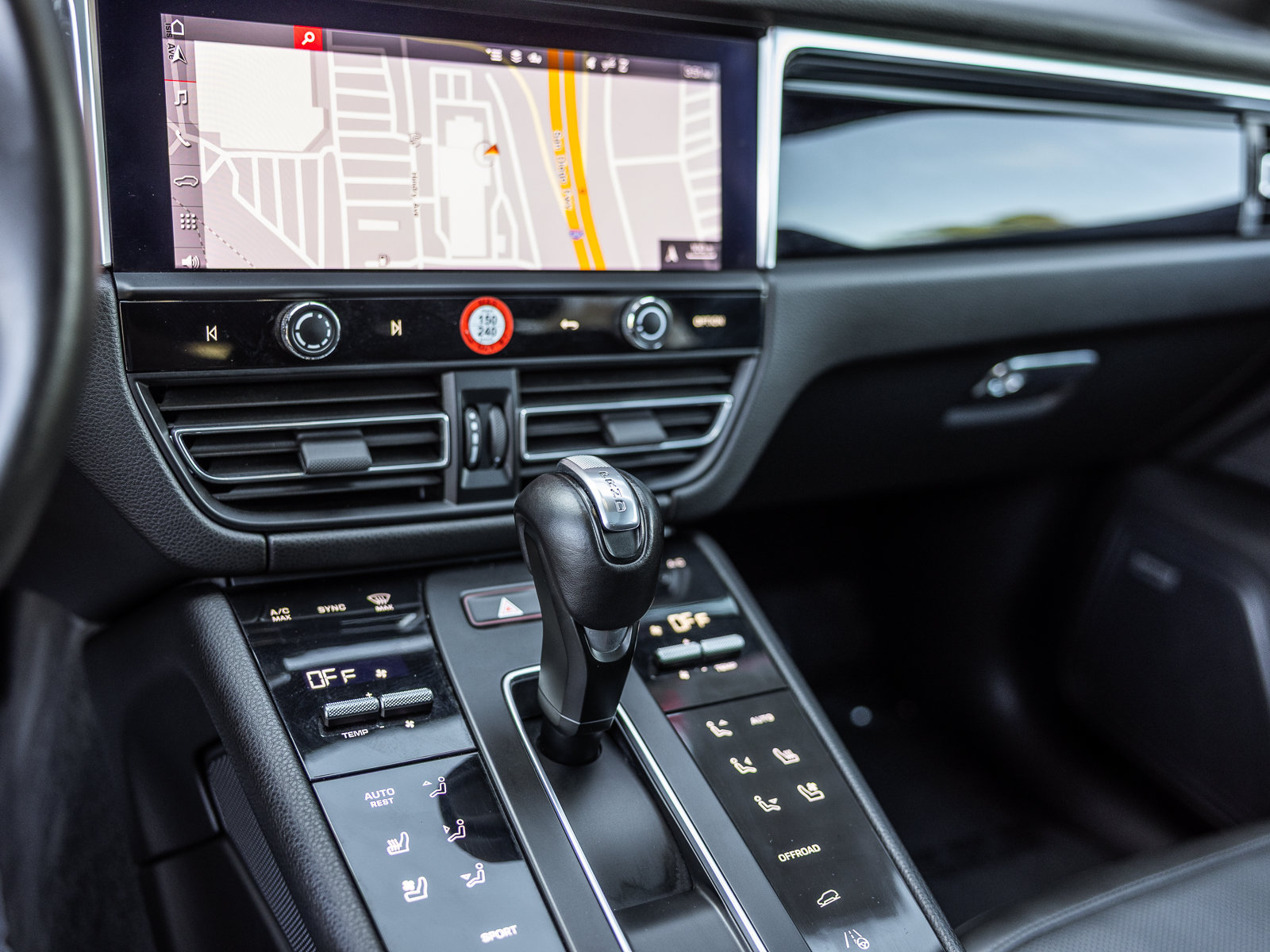 Certified 2023 Porsche Macan AWD/4WD image 21