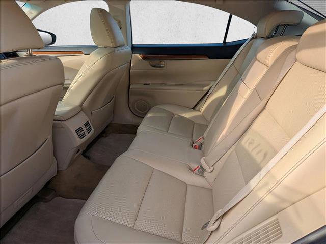 Used 2013 Lexus ES 300h image 19