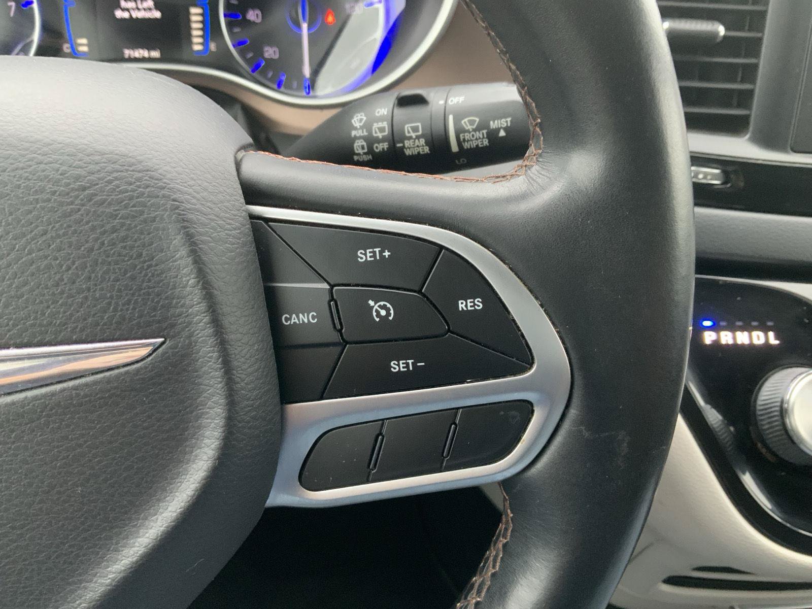 Used 2017 Chrysler Pacifica Touring-L FWD image 24