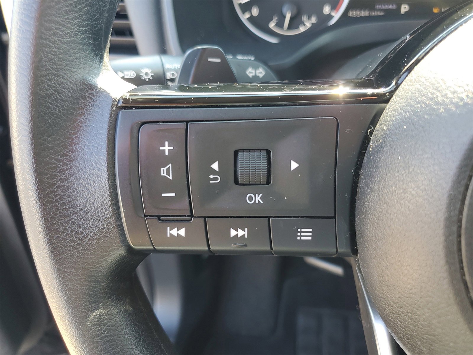 Used 2023 Nissan Rogue SV image 11