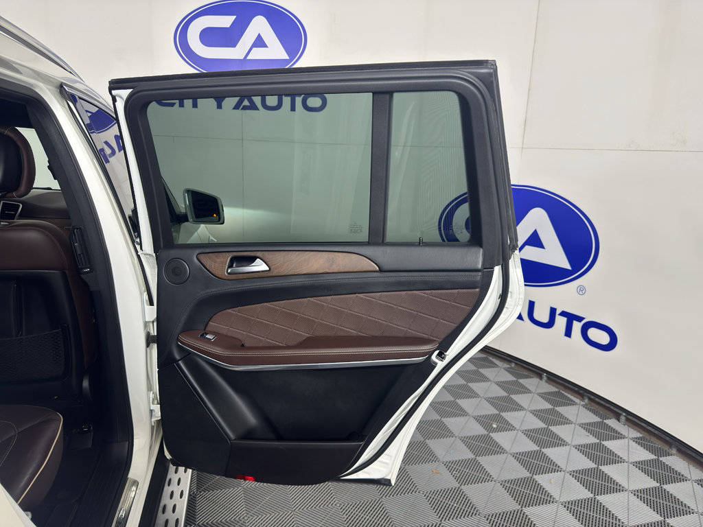 Used 2015 Mercedes-Benz GL 550 4MATIC image 39