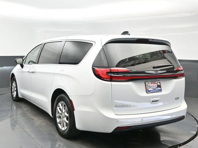 Used 2025 Chrysler Pacifica Select image 4