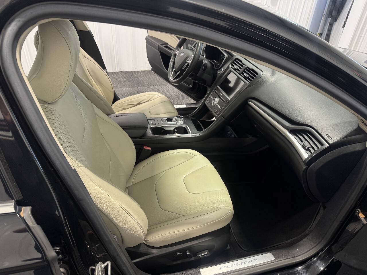 Used 2017 Ford Fusion Energi Titanium FWD image 18