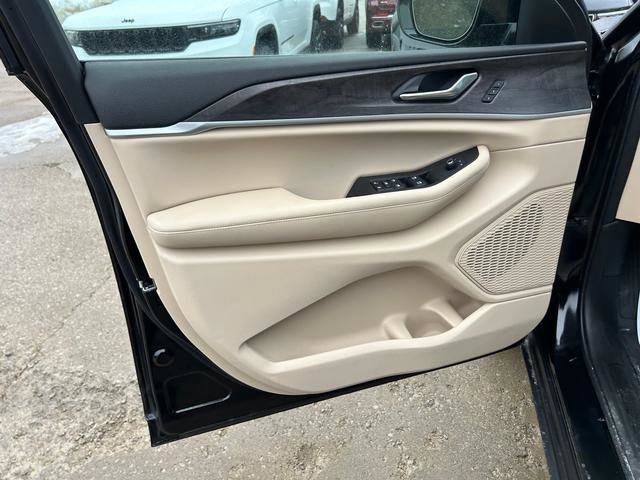 New 2025 Jeep Grand Cherokee Limited w/ Luxury Tech Group II image 7