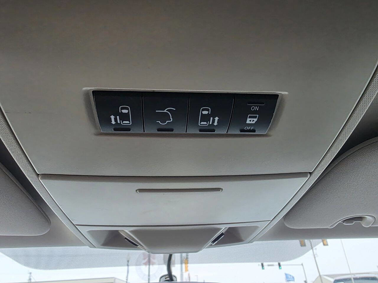 Used 2016 Chrysler Town & Country Touring image 18