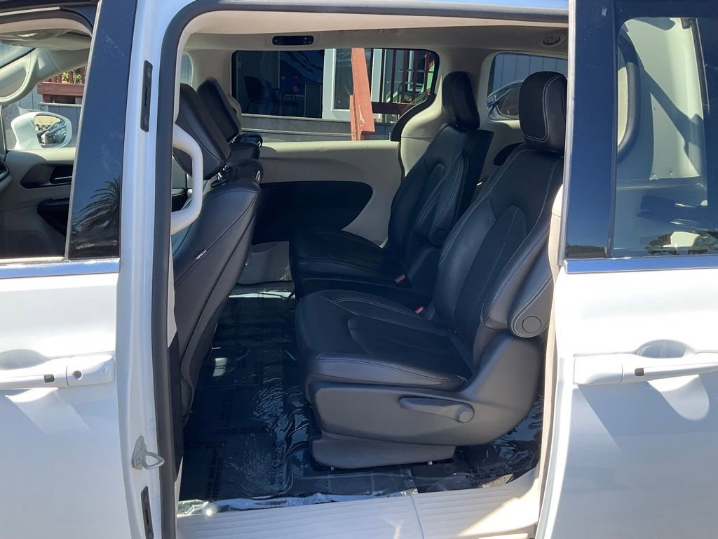 Used 2022 Chrysler Pacifica Touring-L w/ Uconnect Theater Family Group image 7