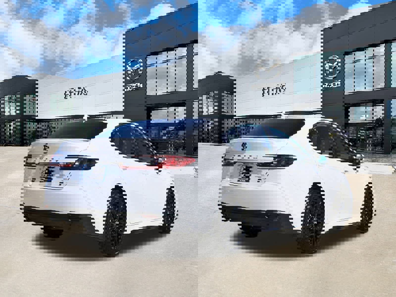 Used 2026 Toyota Camry SE w/ Convenience Package image 3