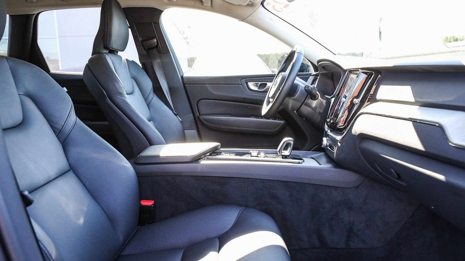 Used 2025 Volvo XC60 B5 Plus image 16