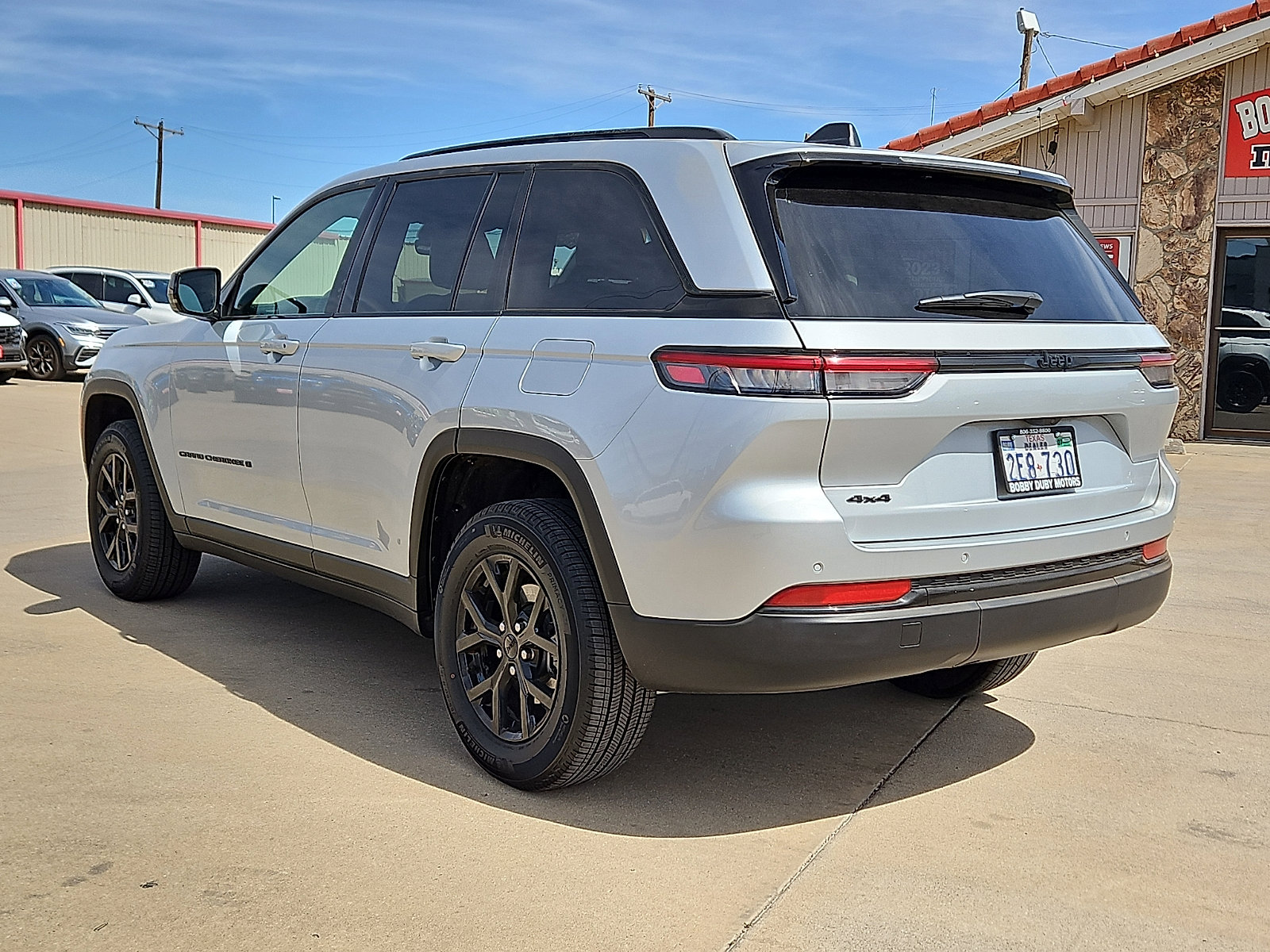 Used 2025 Jeep Grand Cherokee Altitude image 2