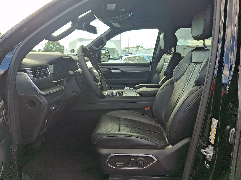 Used 2025 Jeep Wagoneer Series II AWD/4WD image 18