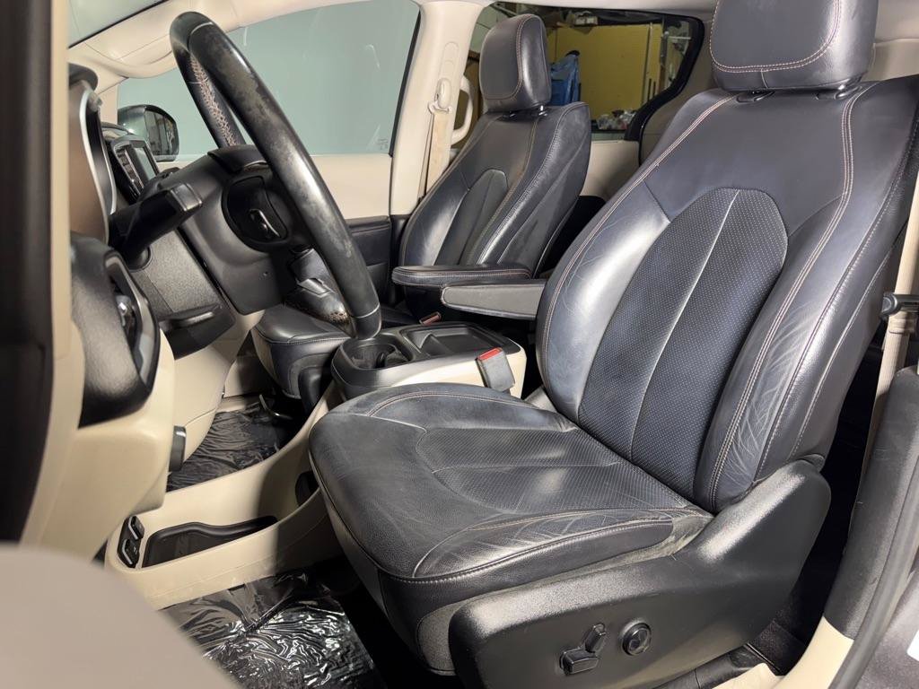 Used 2018 Chrysler Pacifica Touring-L FWD image 24