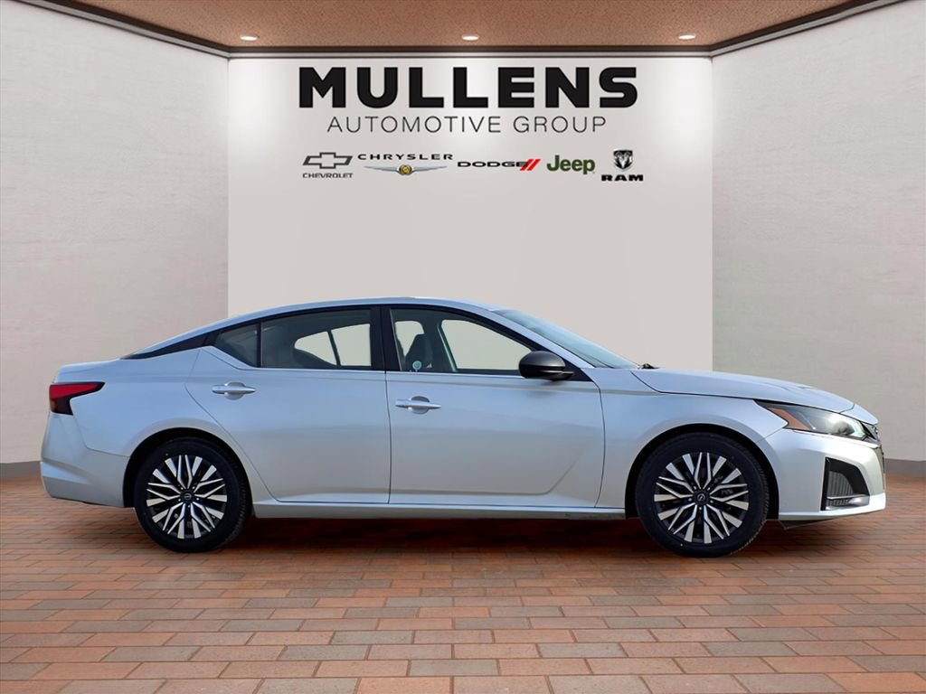 Used 2024 Nissan Altima 2.5 SV FWD image 4
