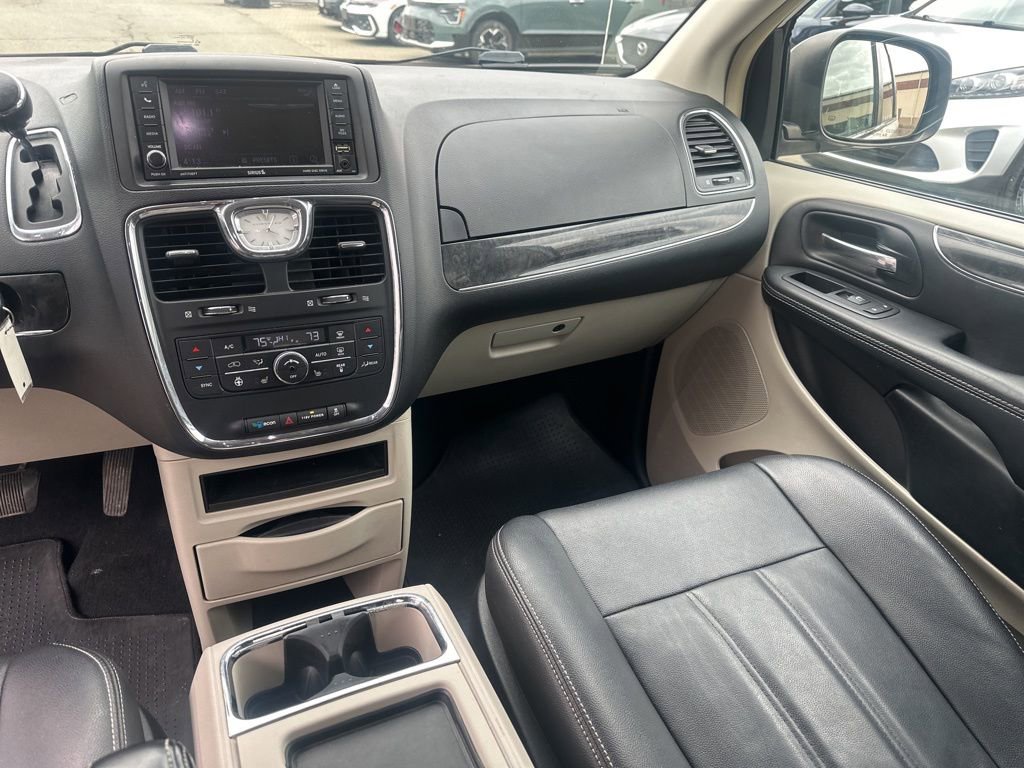 Used 2015 Chrysler Town & Country Touring w/ Driver Convenience Group FWD image 25