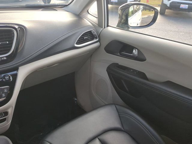 Used 2024 Chrysler Pacifica Limited FWD image 16